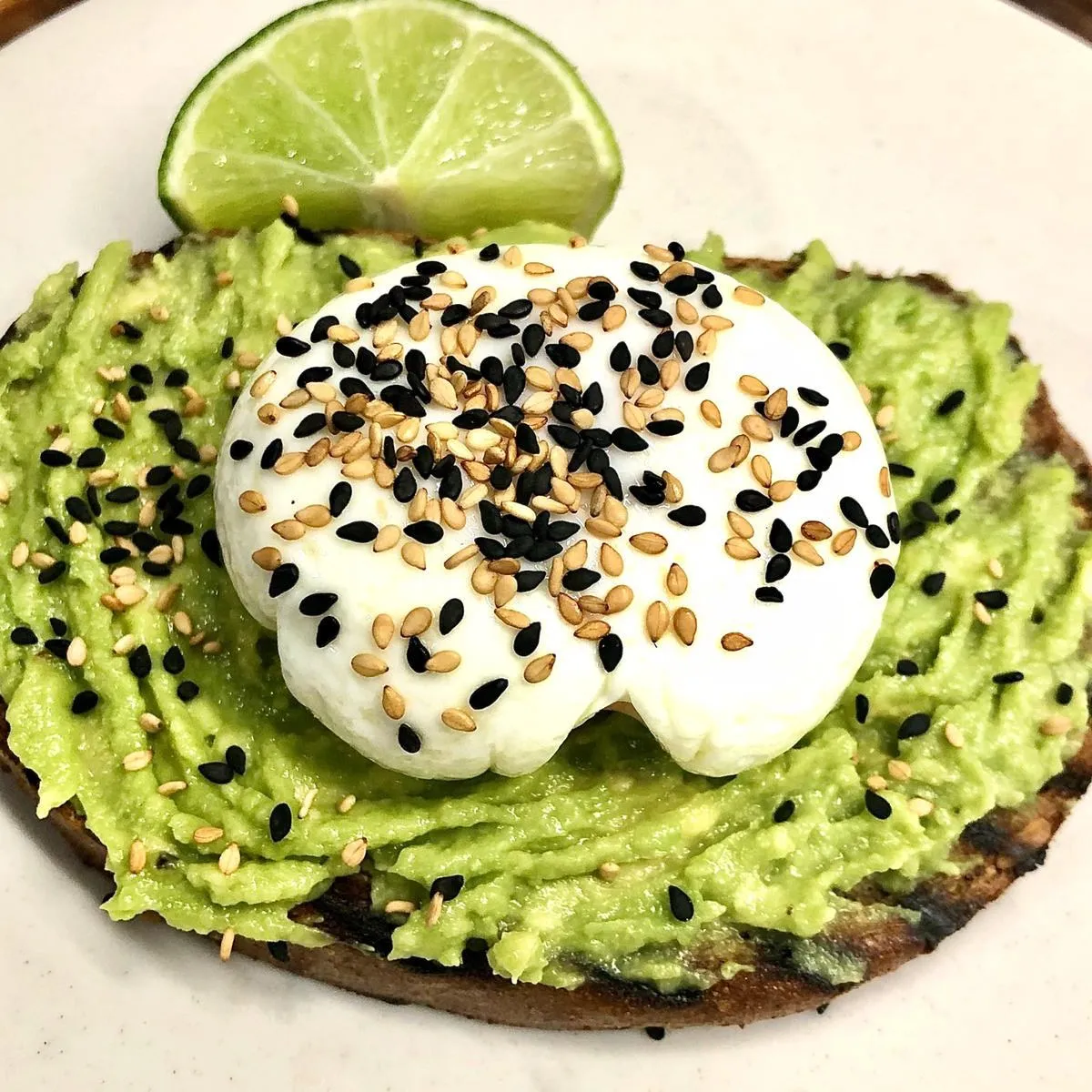 Tosta de aguacate con huevo poché y sésamo
