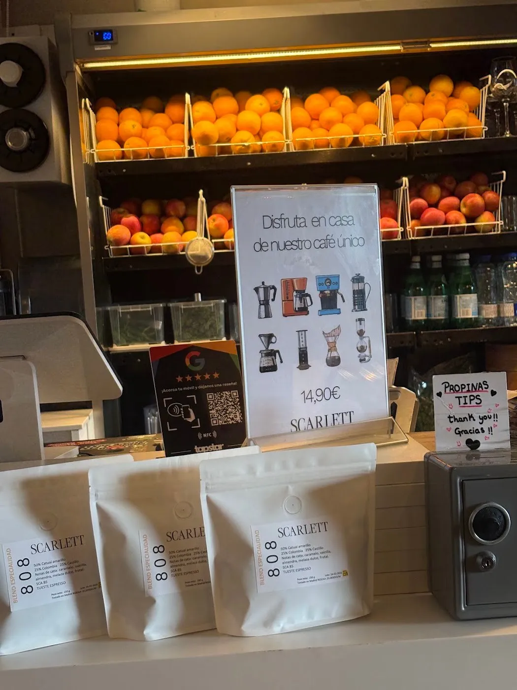 Bolsas de café Scarlett, blend especialidad 808, sobre el mostrador