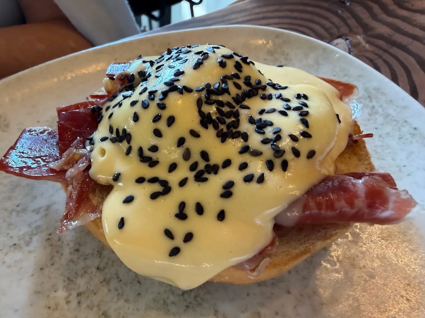 Huevo benedict con jamón y salsa holandesa con sésamo negro